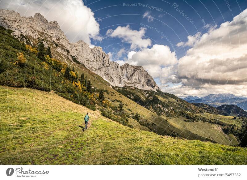 Frau wandert am Wilden Kaiser, Kaisergebirge, Tirol, Österreich Rucksäcke gehend geht Wanderung frei Muße auf Achse in Bewegung Ziele Ansicht Ausblick Überblick