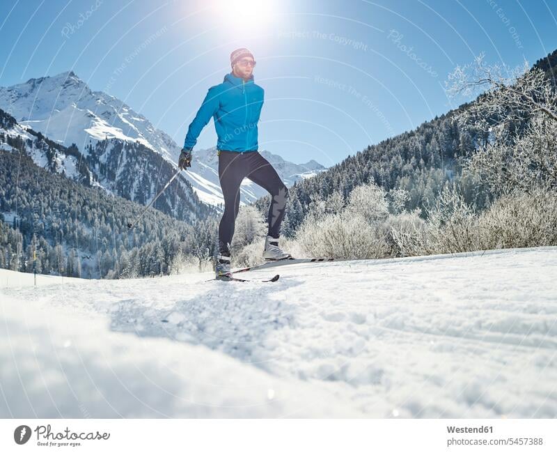 Österreich, Tirol, Luesens, Sellrain, Skilangläufer in schneebedeckter Landschaft Skilanglauf Skilanglaufen Langlaufen verschneit Skifahrer Schifahrer