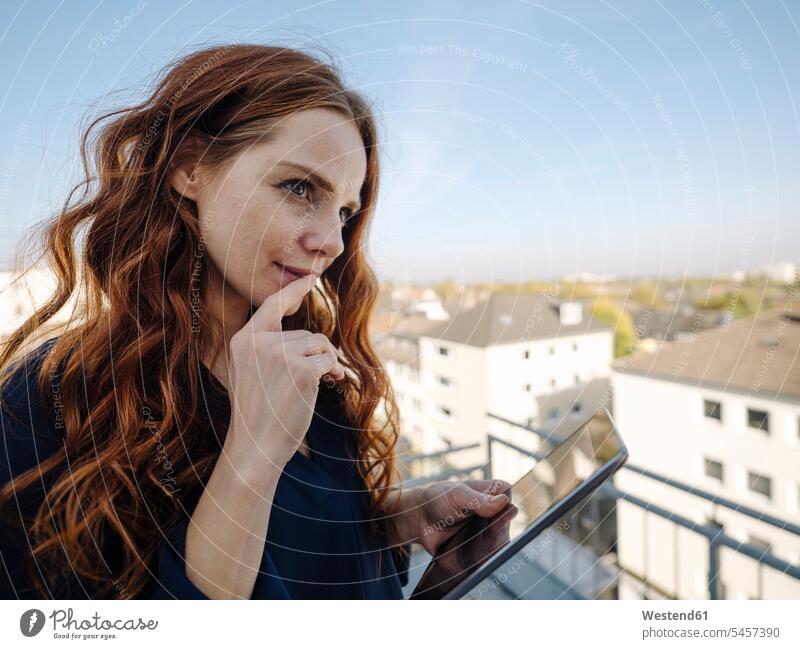 Rothaarige Frau mit Tablette auf der Dachterrasse Leute Menschen People Person Personen Europäisch Kaukasier kaukasisch 1 Ein ein Mensch eine nur eine Person