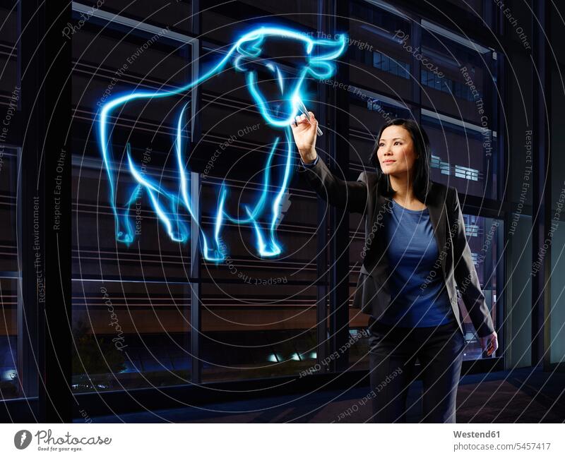 Geschäftsfrau malt einen Stier mit Licht Geschäftsfrauen Businesswomen Businessfrauen Businesswoman Börsenhandel Boerse Börsenmarkt Boersenhandel Boersenmarkt