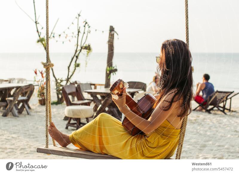 Thailand, Koh Phangan, Frau spielt Gitarre am Strand Gitarren weiblich Frauen spielen Beach Straende Strände Beaches Saiteninstrument Saiteninstrumente