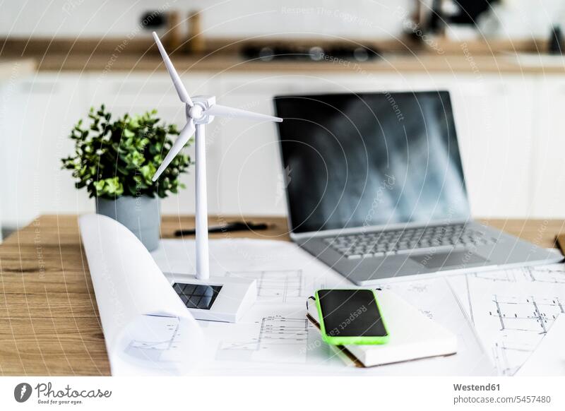 Windturbinenmodell, Bauplan, Handy und Laptop auf dem Tisch im Büro erreichbar verfuegbar Verfuegbarkeit verfügbar Verfügbarkeit Umwelt- und Naturschutz
