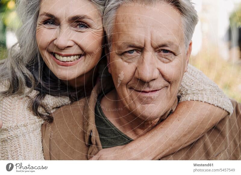 Porträt eines glücklichen älteren Paares im Freien Koepfe Köpfe Gesichter entspannen relaxen Arm umlegen Umarmung Umarmungen Jahreszeiten entspanntheit relaxt