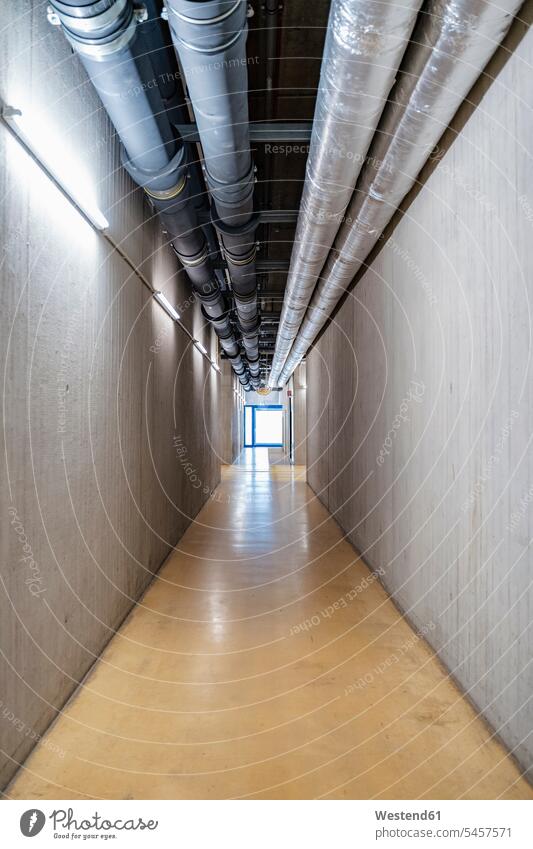Rohre über einem leeren Korridor innerhalb der Fabrik, Stuttgart, Deutschland Innenaufnahme Innenaufnahmen innen drinnen Fluchtpunkt Entfernung Weite