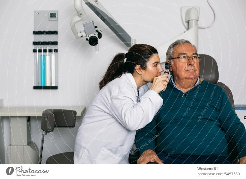 HNO-Arzt untersucht das Ohr eines älteren Mannes mit einem Otoskop Gesundheit Gesundheitswesen medizinisch Erkrankung Erkrankungen Krankheiten Kranke Kranker