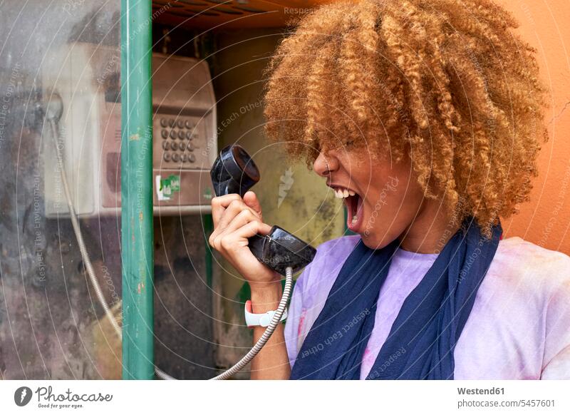 Frau schreit in altmodischen Telefonhörer Leute Menschen People Person Personen Afrikanisch Afrikanische Abstammung dunkelhäutig Farbige Farbiger Schwarze