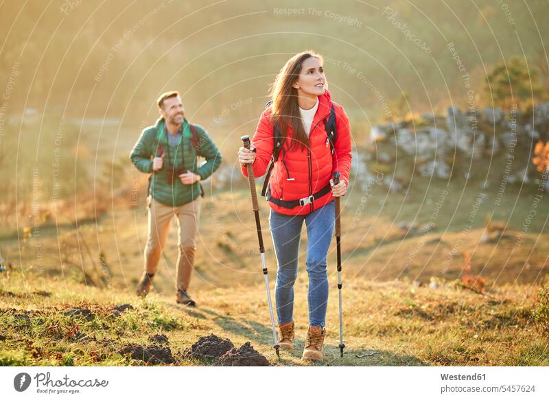 Paar zu Fuß auf Almwiese auf einer Wanderung in den Bergen Ausflug Ausflüge Kurzurlaub Ausfluege Wandertour Gebirge Berglandschaft Gebirgslandschaft