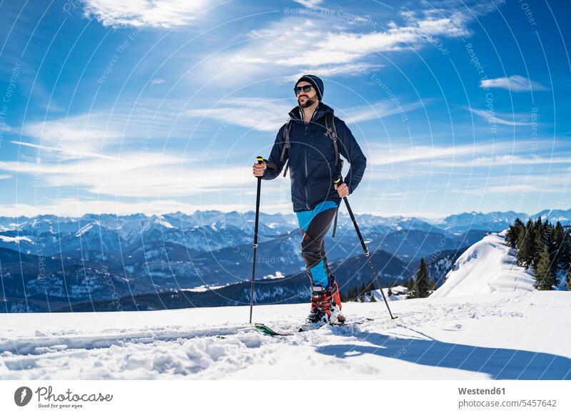 Deutschland, Bayern, Brauneck, Mann auf einer Skitour im Winter in den Bergen winterlich Winterzeit Skitouren Tourenski Männer männlich Berglandschaft