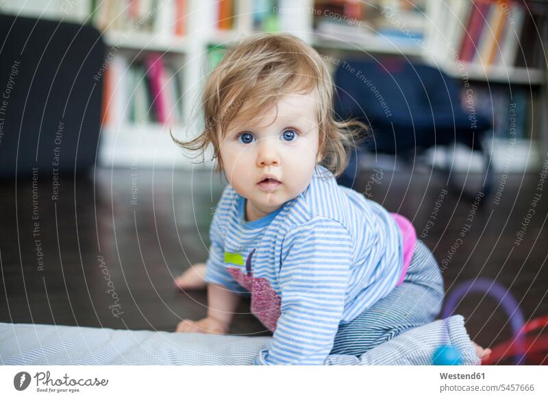 Mädchen auf dem Boden sitzend sitzt Zuhause zu Hause daheim Kindheit niedlich süss süß putzig Blickkontakt Augenkontakt Unbeschwert Sorglos weibliche Babys
