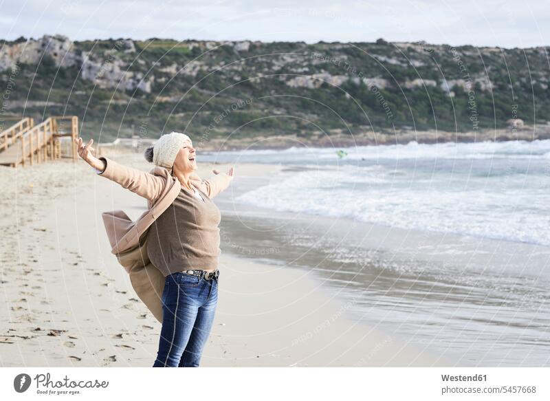 Spanien, Menorca, glücklicher älterer Mann, der im Winter am Meer steht Seniorin Seniorinnen alt winterlich Winterzeit stehen stehend Meeresufer Glück