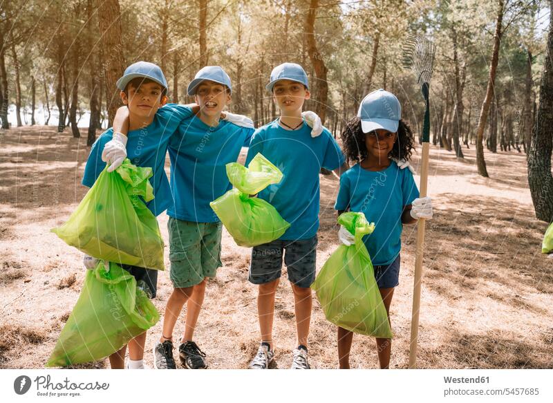 Gruppenbild von freiwilligen Kindern, die Müll in einem Park sammeln Forst Wälder gesammelt Projekte T-Shirts hygienisch Parkanlage Parkanlagen Parks außen