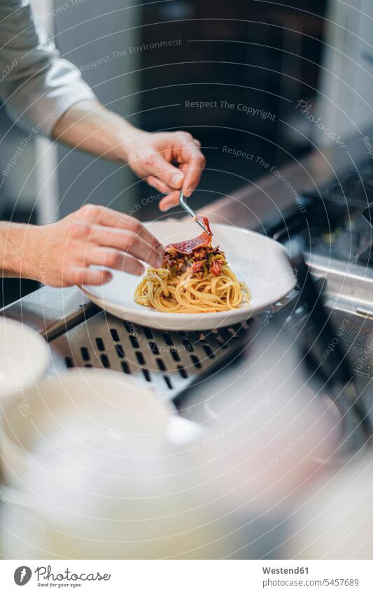Koch, der ein Gericht in der traditionellen italienischen Restaurantküche zubereitet Job Berufe Berufstätigkeit Beschäftigung Jobs Gastronomie Koeche