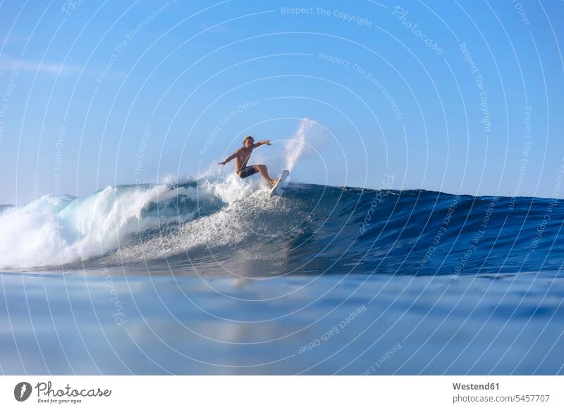 Indonesien, Sumatra, Surfer auf einer Welle Surfen Surfing Wellenreiten Mann Männer männlich Surfbrett Surfbretter surfboard surfboards Wellenreiter Meer Meere