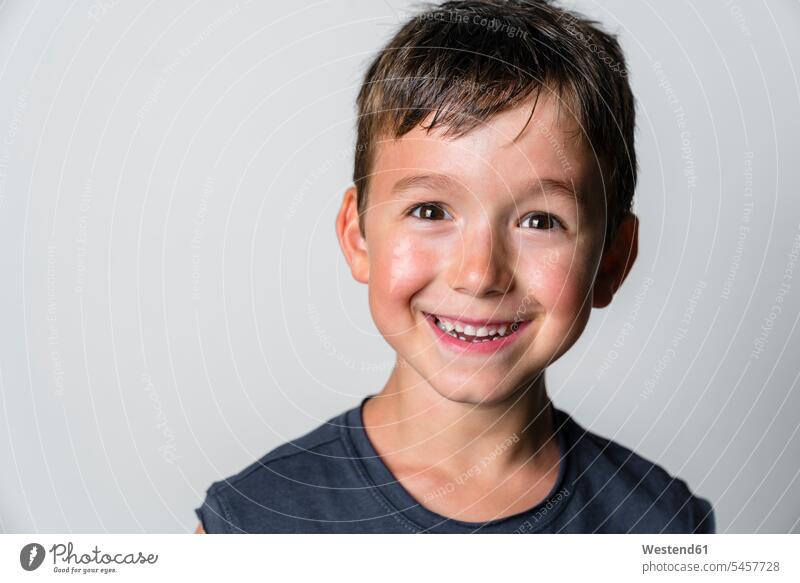 Porträt eines starken Jungen, weißer Hintergrund Augenkontakt Portraits Porträts frontal Frontalansicht Frontalaufnahme Frontalaufnahmen von vorne Leute