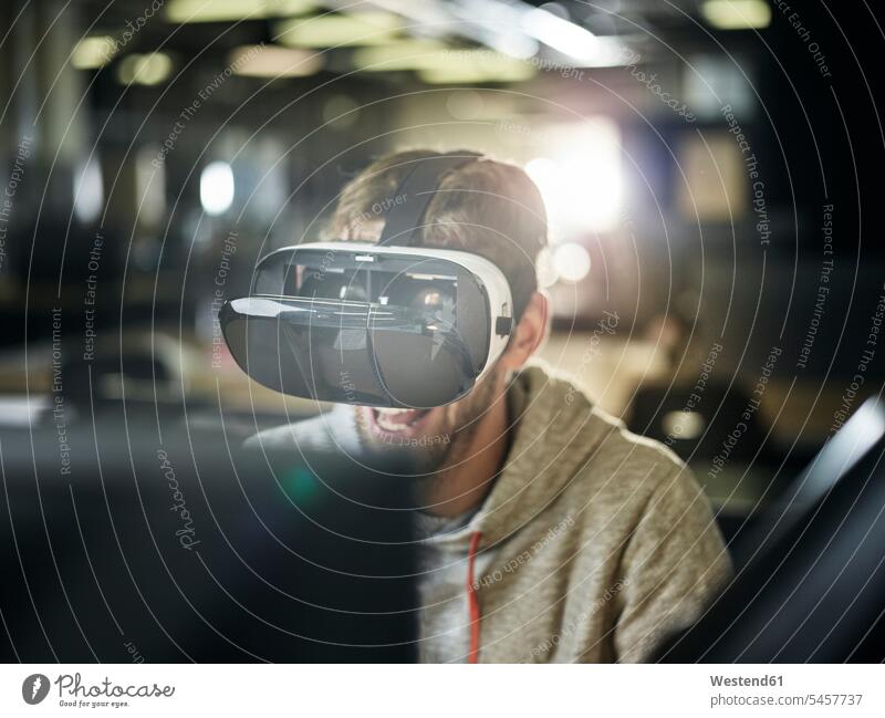 Mann, der mit VR-Brille und Laptop arbeitet Cyberbrille erkunden Erforschung Erkundung erforschen entdecken ansehen Augmented Reality AR Begeisterung