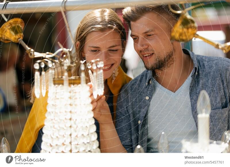Belgien, Tongeren, glückliches junges Paar auf einem Antiquitätenflohmarkt Pärchen Paare Partnerschaft Trödelmarkt Flohmärkte Flohmaerkte Troedelmaerkte