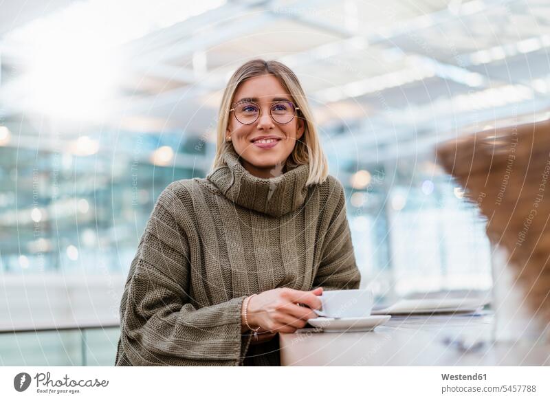 Porträt einer lächelnden jungen Frau in einem Cafe Tische Brillen verreisen entspannen relaxen entspanntheit relaxt freuen Glück glücklich sein glücklichsein