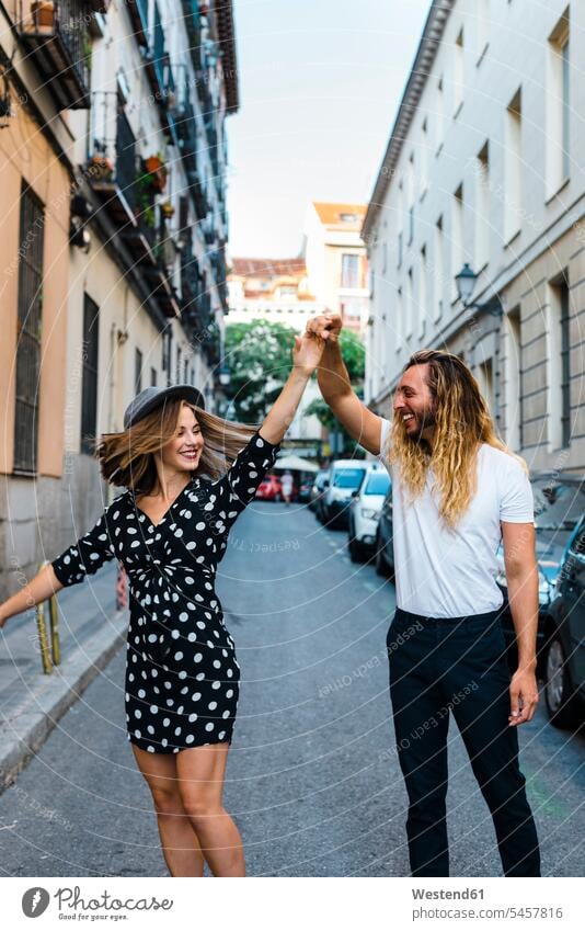 Stilvolles Paar tanzt auf der Straße inmitten von Gebäuden in der Stadt Farbaufnahme Farbe Farbfoto Farbphoto Spanien Freizeitbeschäftigung Muße Zeit Zeit haben