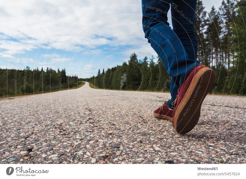 Finnland, Lappland, Menschenfüße auf leerer Landstraße Mann Männer männlich Landstraßen Fuß Fuss Füße gehen gehend geht Erwachsener erwachsen Leute People
