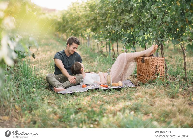 Junges verliebtes Paar beim Picknick in den Weinbergen entspannen relaxen entspanntheit relaxt Glück glücklich sein glücklichsein gefühlvoll Emotionen