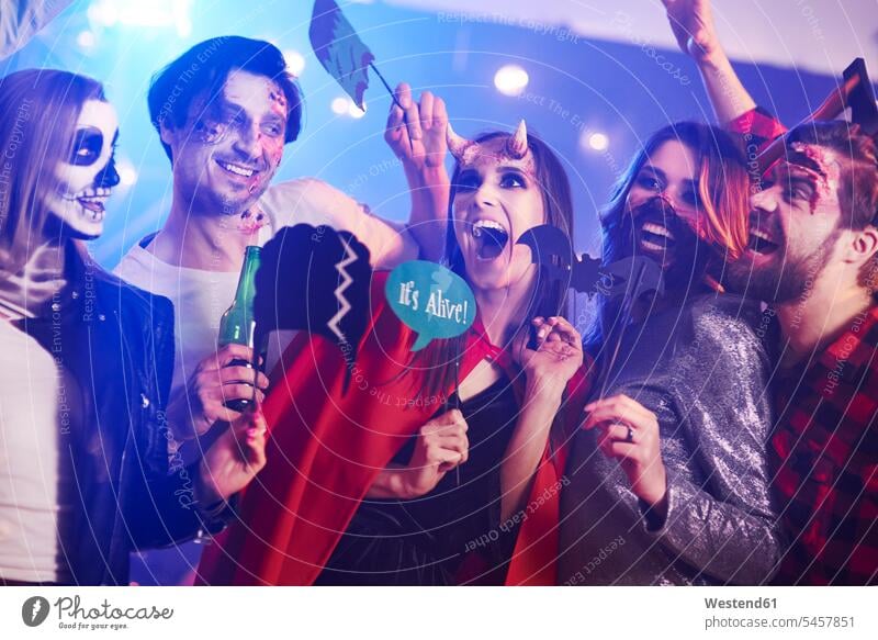Freunde in gruseligen Kostümen amüsieren sich auf der Halloween-Party maskiert Abend vor Allerheiligen feiern lachen trinken Parties Partys Feste Festtag