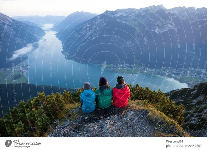 Österreich, Tirol, drei Wanderer geniessen die Aussicht auf den Achensee Ausblick Ansicht Überblick genießen Genuss wandern Wanderung Bergsee Bergseen Weite