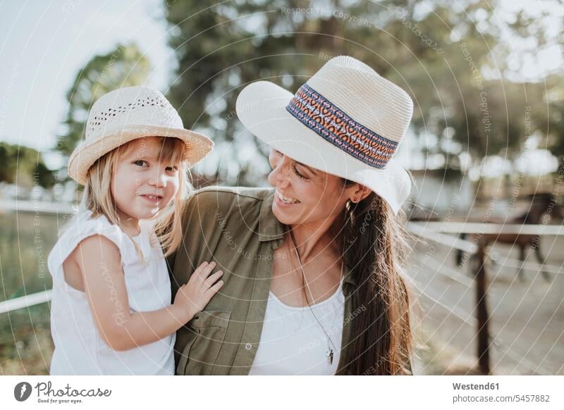 Nahaufnahme einer Mutter, die eine niedliche Tochter trägt, während sie im Freien steht Farbaufnahme Farbe Farbfoto Farbphoto Spanien Freizeitbeschäftigung Muße