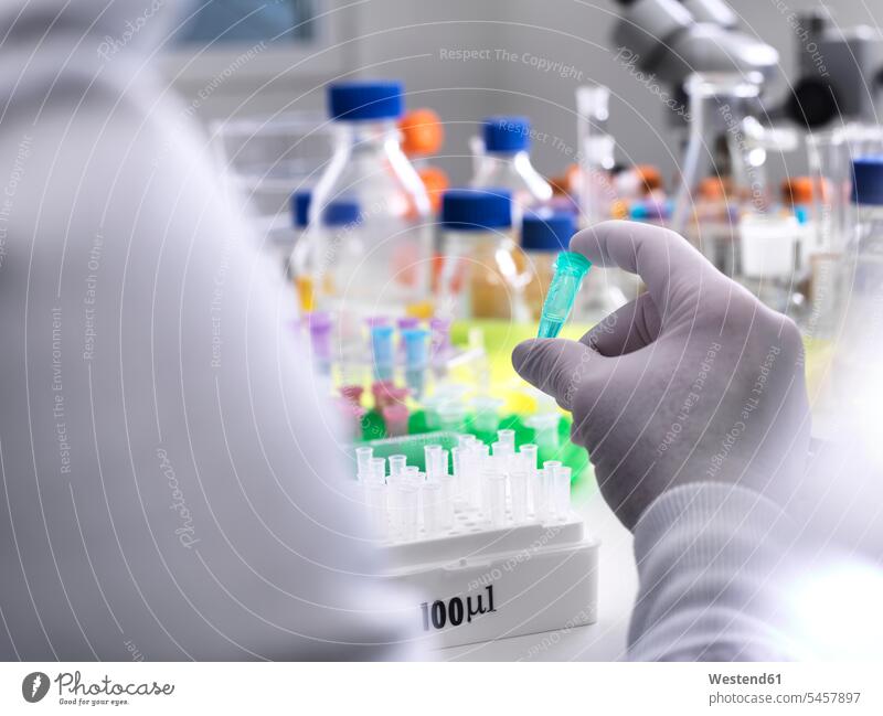 Biotechnologische Forschung, Wissenschaftlerin betrachtet Proben in einem Fläschchen während eines Experiments im Labor Labore wissenschaftlich Wissenschaften