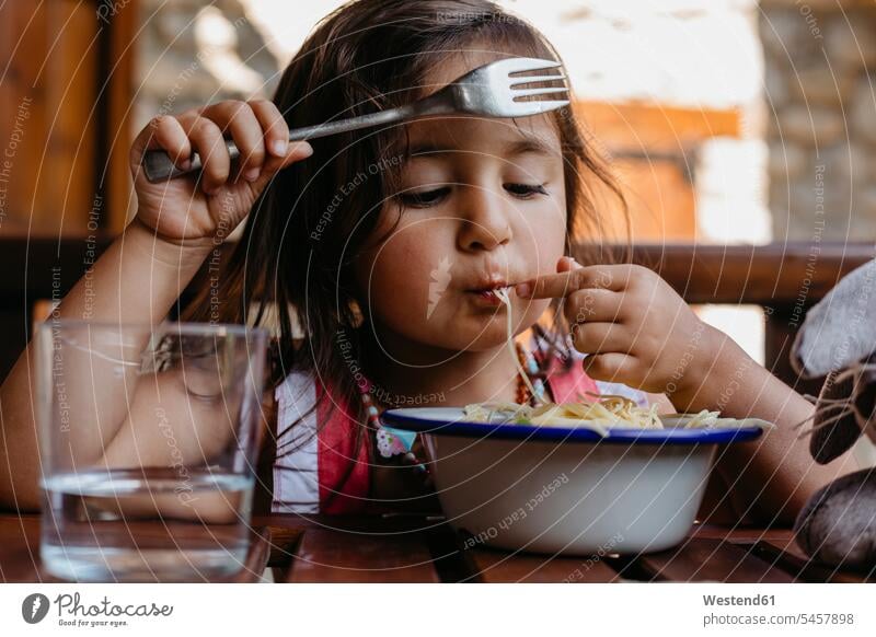 Mädchen isst zu Hause am Tisch sitzend Farbaufnahme Farbe Farbfoto Farbphoto Innenaufnahme Innenaufnahmen innen drinnen 2-3 Jahre 2 bis 3 Jahre 2 - 3 Jahre