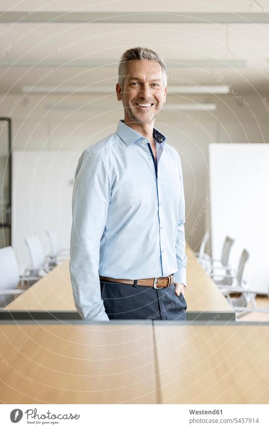 Porträt eines glücklichen reifen Geschäftsmannes im Konferenzraum Job Berufe Berufstätigkeit Beschäftigung Jobs geschäftlich Geschäftsleben Geschäftswelt