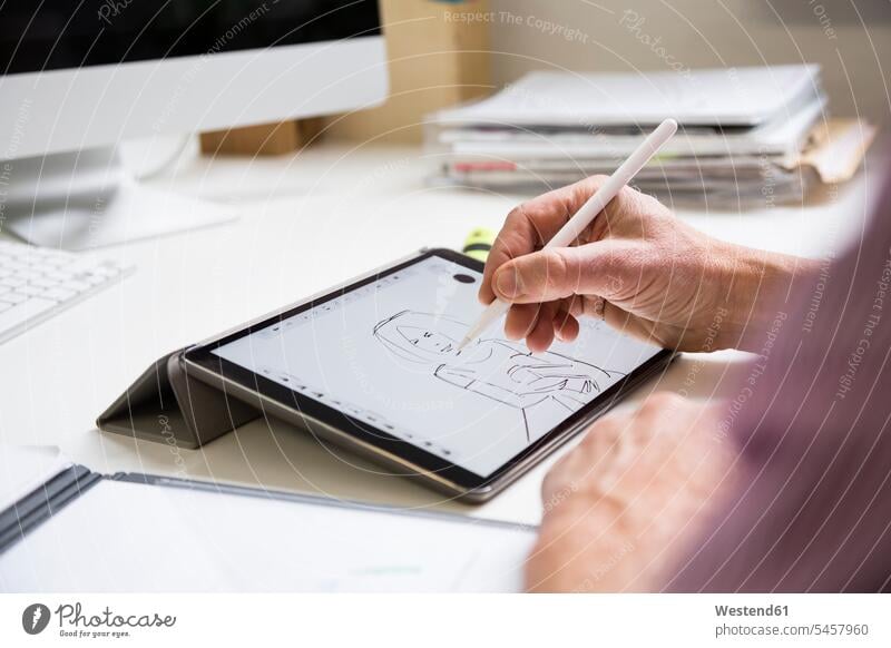 Nahaufnahme eines Mannes, der am Schreibtisch im Büro arbeitet und eine weibliche Figur auf einem Tablett zeichnet arbeiten Arbeit Männer männlich Office Büros