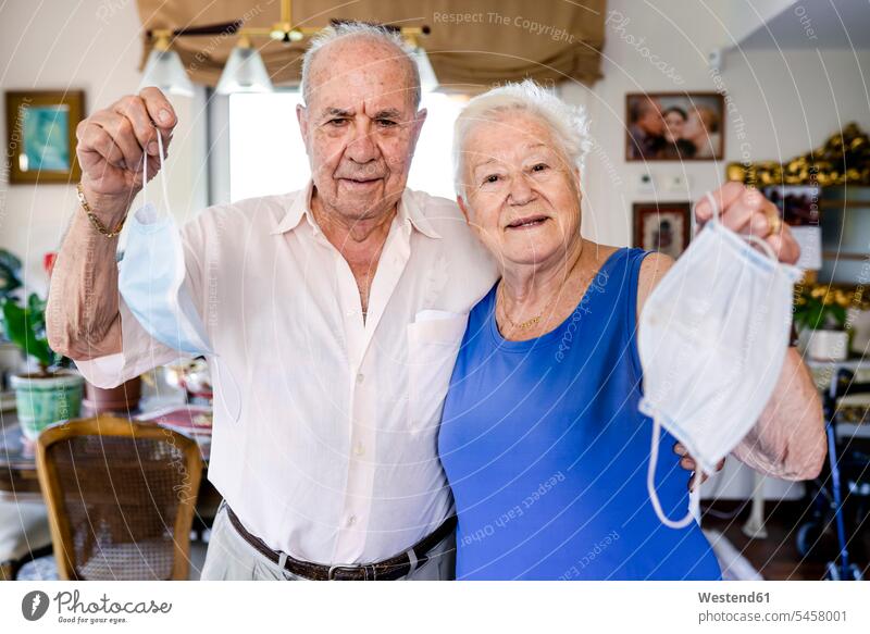 Älteres Ehepaar mit Schutzmasken zu Hause Leute Menschen People Person Personen erwachsen Erwachsene Männer männlich Senioren ältere Männer älterer Mann 2