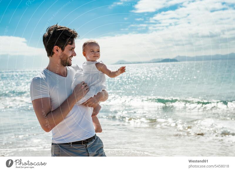 Spanien, Lanzarote, Vater trägt seine kleine Tochter am Strand tragen transportieren Papas Väter Vati Vatis Papis Töchter Baby Babies Babys Säuglinge Kind