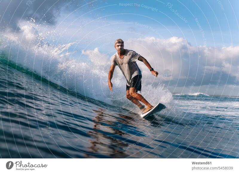 Surfer auf einer Welle, Bali, Indonesien T-Shirts Cremes Sonnenmilch Surfing Wellenreiten surfboard surfboards Surfbretter Muße Travel Urlaub Aktivitaet