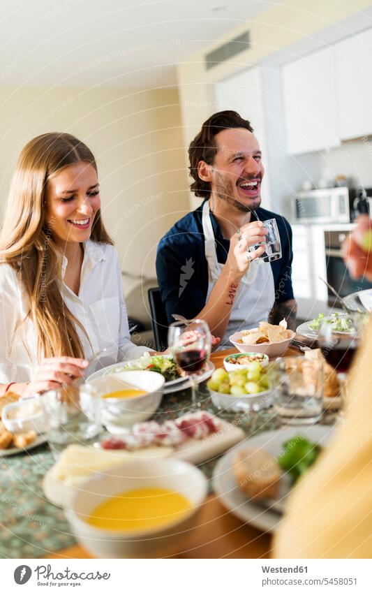 Freunde, die Spaß haben, gemeinsam zu Mittag essen essend Gemeinsam Zusammen Miteinander Gastlichkeit Gastfreundschaft genießen geniessen Genuss Gastgeber