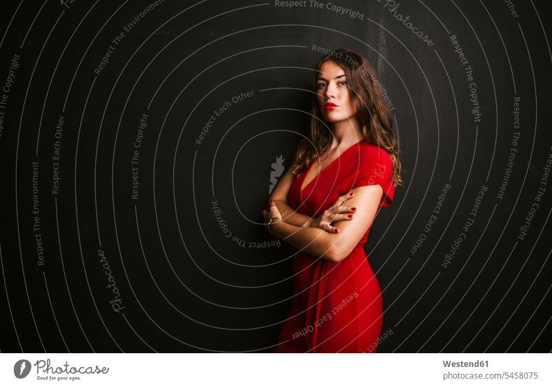 Porträt einer jungen Frau in rotem Kleid Kleider roter rotes stehend steht Lifestyles Attraktivität gut aussehend gutaussehend hübsch schoen schön Portraits