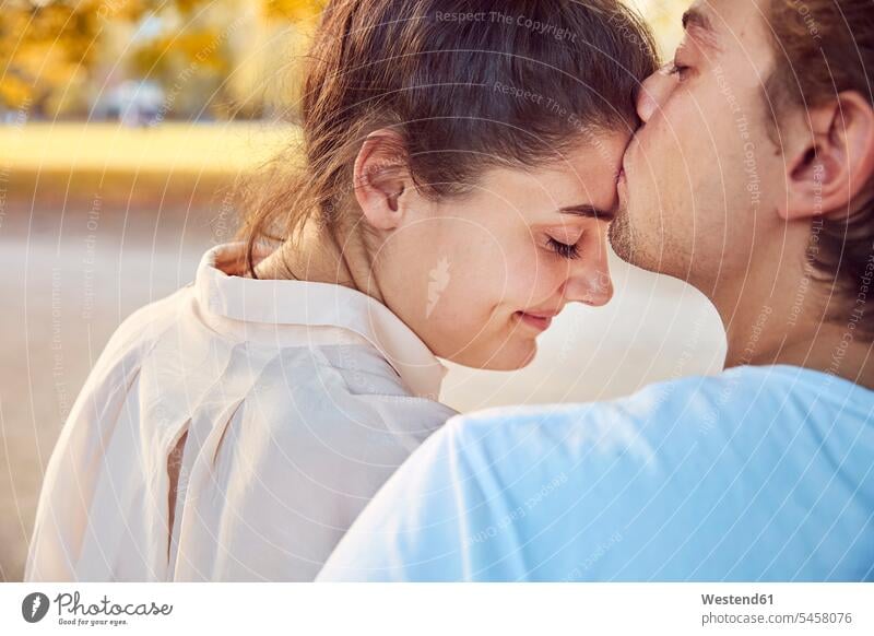 Junges verliebtes Paar, das sich im Freien küsst küssen Küsse Kuss Pärchen Paare Partnerschaft Mensch Menschen Leute People Personen Gemeinsamkeit zusammen