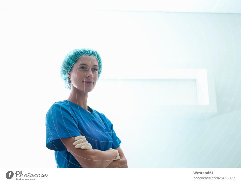 Zuversichtliche Chirurgin steht mit verschränkten Armen auf der Intensivstation im Krankenhaus Farbaufnahme Farbe Farbfoto Farbphoto Südafrika Afrika
