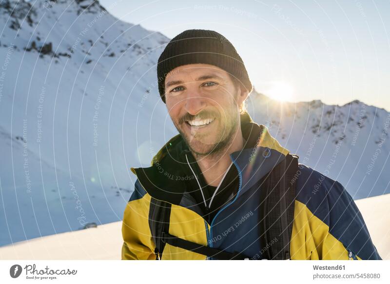 Porträt eines Mannes während einer Skitour, Lenzerheide, Graubünden, Schweiz Jacken Mützen Jahreszeiten winterlich Winterzeit freuen Glück glücklich sein