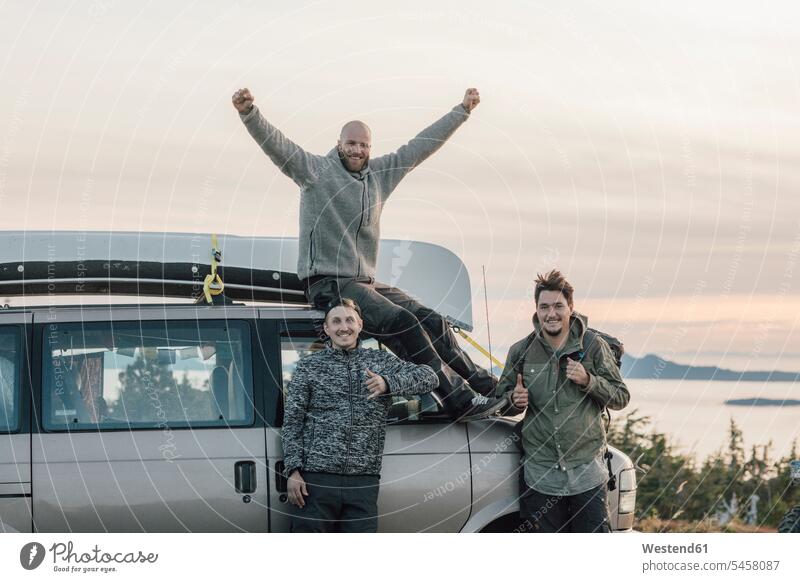 Kanada, Britisch-Kolumbien, Prinz Rupert, glückliche Freunde im Minivan Glück glücklich sein glücklichsein Portrait Porträts Portraits Mann Männer männlich