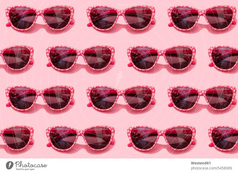 Muster einer rosafarbenen Retro-Sonnenbrille vor pastellrosa Hintergrund Studioaufnahme Studioaufnahmen Innenaufnahme Innenaufnahmen innen drinnen Nahaufnahme