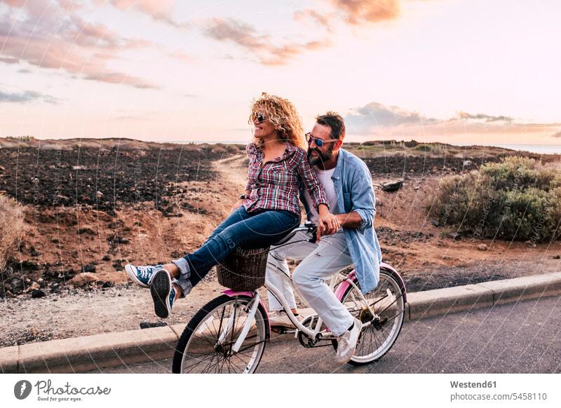 Lächelndes Paar auf dem Fahrrad, Teneriffa, Spanien Raeder Räder Bike Bikes Fahrräder Rad Brillen Sonnenbrillen sitzend sitzt freuen Frohsinn Fröhlichkeit