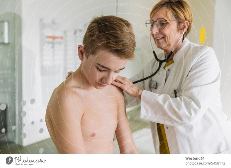 Arzt untersucht Teenager-Jungen mit einem Stethoskop Gesundheit Gesundheitswesen medizinisch Erkrankung Erkrankungen Krankheiten Kranke Kranker Patienten Job