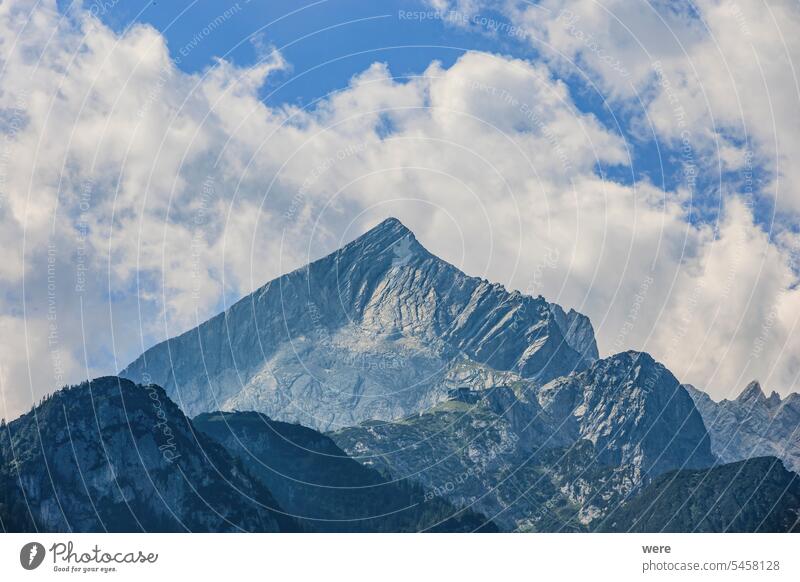 Die Alpspitze im Wettersteingebirge von Garmisch-Partenkirchen aus gesehen an einem sonnigen Tag Deutschland ein sonniger Tag Alpen Klettern Textfreiraum