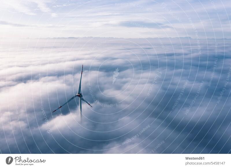 Deutschland, Luftbild einer in Wolken gehüllten Windkraftanlage in der Morgendämmerung Außenaufnahme außen draußen im Freien Luftaufnahme Luftaufnahmen