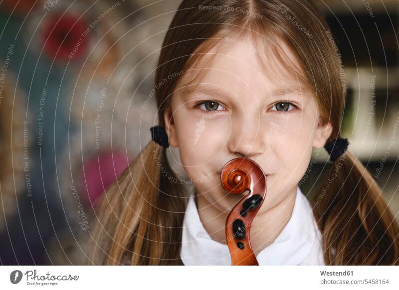 Porträt eines Mädchens mit einer Geige Violine Geigen Violinen Selbstbewusstsein selbstsicher Selbstsicherheit selbstbewusst Selbstvertrauen Können Fähigkeit