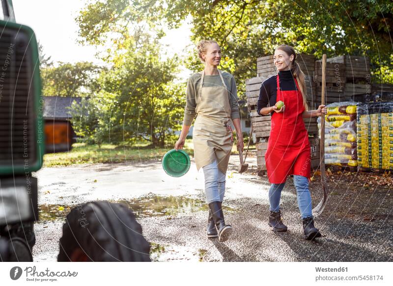 Zwei lächelnde Frauen arbeiten auf einem Bauernhof Arbeit Spaten Zuversicht Zuversichtlich Selbstvertrauen selbstbewusst Vertrauen Farmen Bauernhoefe Bauernhöfe
