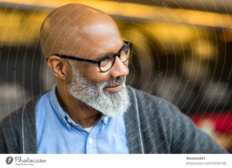 Bildnis eines kahlköpfigen Mannes mit grauem Bart und Brille Glatze Glatzen Männer männlich Portrait Porträts Portraits Cafe Kaffeehaus Bistro Cafes