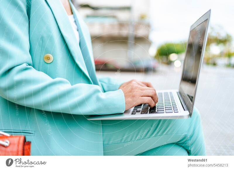 Nahaufnahme der Hände einer Frau, die einen Laptop benutzt Tastatur Keyoards Tastaturen Keyboard benutzen Nahaufnahmen Großaufnahme close up close-up close ups