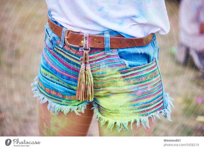 Frauenbeine mit Holi-Farben Pulver Anstrich Anstriche Jeans-Shorts Hippie Hippies Flower power Blumenkinder bunt farbig mehrfarbig Farbpulver Pulverfarbe